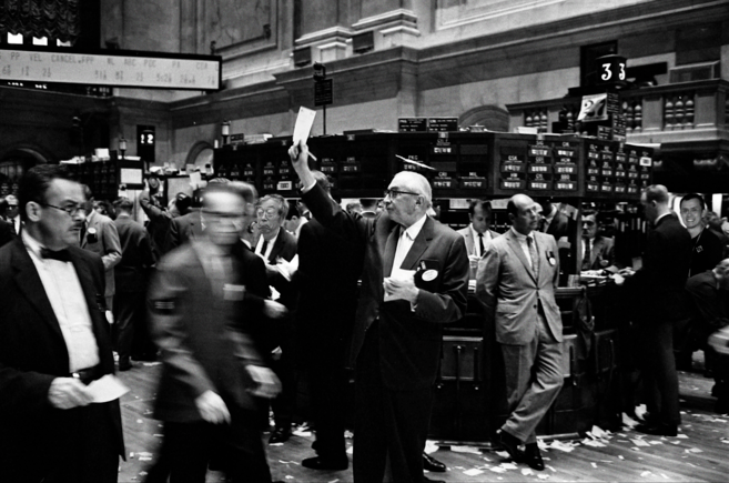 1963年，引入计算机化交易系统前的纽约证券交易所(NYSE)交易大厅。资料来源：美国国会图书馆。对原始图像略作修改。